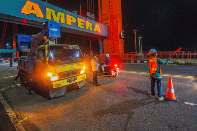 Petugas Balai Besar Pelaksana Jalan Nasional (BBPJN) Sumatera Selatan melakukan uji dinamik kabel Jembatan Ampera Palembang, Jumat (11/3/2022).