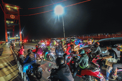 Petugas Balai Besar Pelaksana Jalan Nasional (BBPJN) Sumatera Selatan melakukan uji dinamik kabel Jembatan Ampera Palembang, Jumat (11/3/2022).