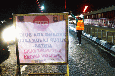 Petugas Balai Besar Pelaksana Jalan Nasional (BBPJN) Sumatera Selatan melakukan uji dinamik kabel Jembatan Ampera Palembang, Jumat (11/3/2022).