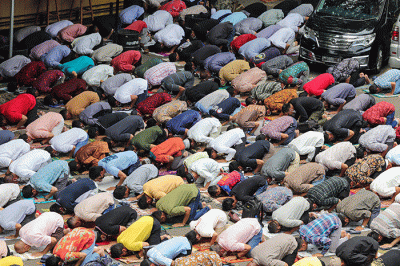 Umat muslim melaksanakan ibadah shalat Jumat di Masjid Cut Meutia, Menteng, Jakarta Pusat, Jumat (11/3/2022).