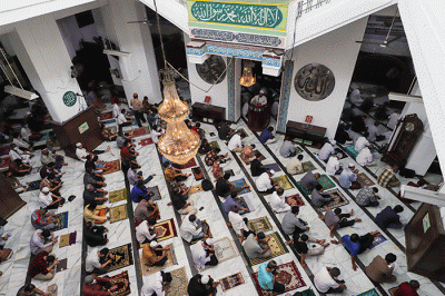 Umat muslim melaksanakan ibadah shalat Jumat di Masjid Cut Meutia, Menteng, Jakarta Pusat, Jumat (11/3/2022).