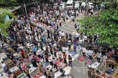 Umat muslim melaksanakan ibadah shalat Jumat di Masjid Cut Meutia, Menteng, Jakarta Pusat, Jumat (11/3/2022).