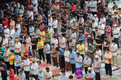 Umat muslim melaksanakan ibadah shalat Jumat di Masjid Cut Meutia, Menteng, Jakarta Pusat, Jumat (11/3/2022).