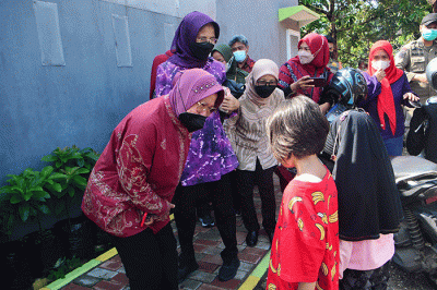 Menteri Sosial Tri Rismaharini mengunjungi kediaman Herry Gunawan (47), di Kota Depok, Jumat (11/3/2022).