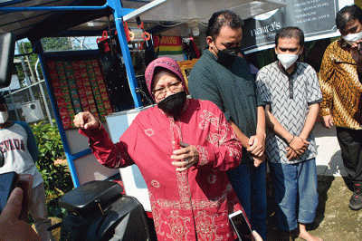 Menteri Sosial Tri Rismaharini mengunjungi kediaman Herry Gunawan (47), di Kota Depok, Jumat (11/3/2022).