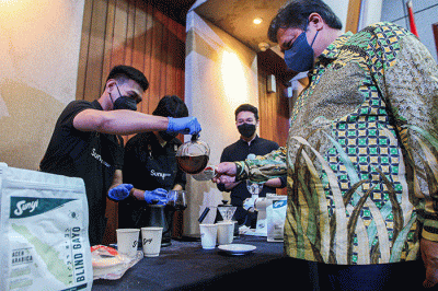 Menteri Koordinator Bidang Perekonomian Airlangga Hartarto (tengah) resmi membuka Indonesia Premium Coffe Forum & Expo 2022 di Graha Sawala.
