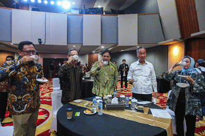 Menteri Koordinator Bidang Perekonomian Airlangga Hartarto (tengah) resmi membuka Indonesia Premium Coffe Forum & Expo 2022 di Graha Sawala.