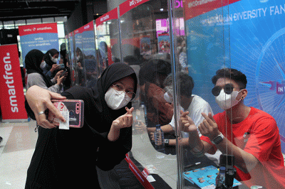 Smartfren mengajak UN1TY menyapa pelanggan setia dan YOUN1T di acara terbatas fansign roadshow UN1TY in Diversity di Bekasi.