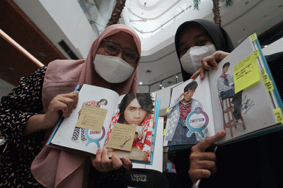 Smartfren mengajak UN1TY menyapa pelanggan setia dan YOUN1T di acara terbatas fansign roadshow UN1TY in Diversity di Bekasi.