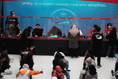 Smartfren mengajak UN1TY menyapa pelanggan setia dan YOUN1T di acara terbatas fansign roadshow UN1TY in Diversity di Bekasi.