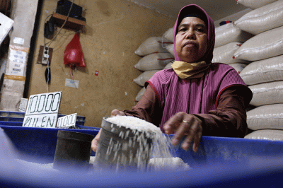 Pedagang beras melayani pembeli di kawasan Pasar Inpres Serdang, Kemayoran, Jakarta, Sabtu (12/3/2022).