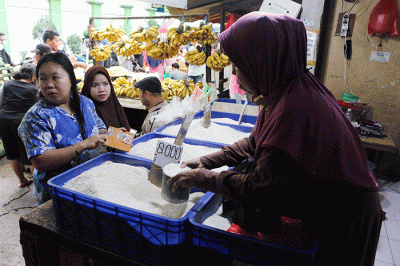 Pedagang beras melayani pembeli di kawasan Pasar Inpres Serdang, Kemayoran, Jakarta, Sabtu (12/3/2022).
