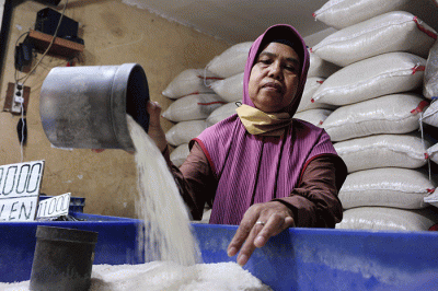 Pedagang beras melayani pembeli di kawasan Pasar Inpres Serdang, Kemayoran, Jakarta, Sabtu (12/3/2022).