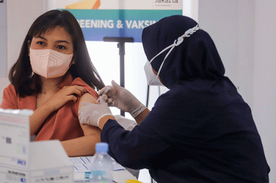 Vaksinator menyuntikkan vaksin Covid-19 dosis ketiga (Booster) kepada warga di Lotte Mart, Kelapa Gading, Jakarta Utara, Sabtu (12/3/2022).