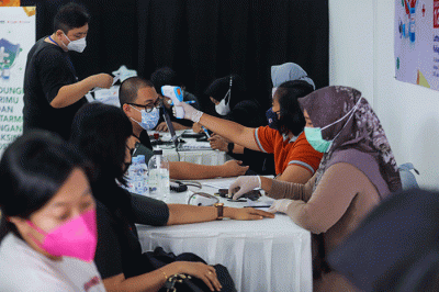 Vaksinator menyuntikkan vaksin Covid-19 dosis ketiga (Booster) kepada warga di Lotte Mart, Kelapa Gading, Jakarta Utara, Sabtu (12/3/2022).