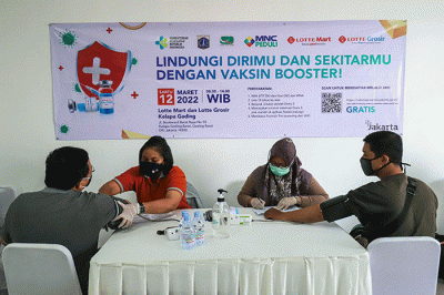 Vaksinator menyuntikkan vaksin Covid-19 dosis ketiga (Booster) kepada warga di Lotte Mart, Kelapa Gading, Jakarta Utara, Sabtu (12/3/2022).