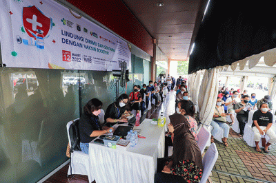 Vaksinator menyuntikkan vaksin Covid-19 dosis ketiga (Booster) kepada warga di Lotte Mart, Kelapa Gading, Jakarta Utara, Sabtu (12/3/2022).
