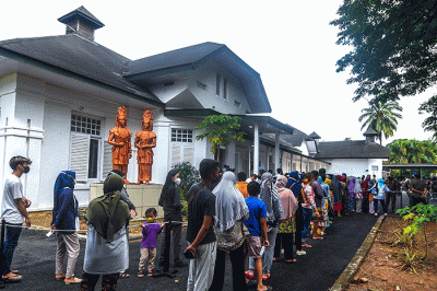 Gubernur Sumsel Herman Deru didampingi Korwil ICSB Sumsel Samantha Tivani ikut memantau dan menyerahkan minyak goreng saat operasi pasar di Museum Tekstil.