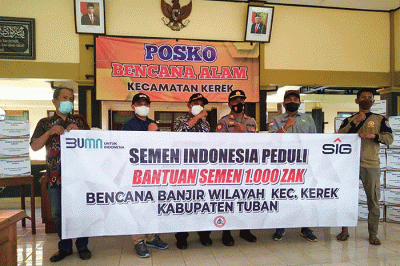 Tim Keselamatan dan Kesehatan Kerja (K3) SIG membantu membersihkan fasilitas umum yang terendam lumpur akibat banjir.