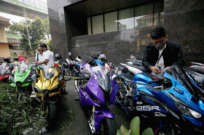 Dittipidsiber Bareskrim Polri menyita mobil Porsche hingga belasan motor gede (moge) milik tersangka Quotex Doni Salmanan.