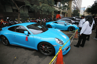 Dittipidsiber Bareskrim Polri menyita mobil Porsche hingga belasan motor gede (moge) milik tersangka Quotex Doni Salmanan.