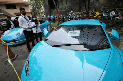 Dittipidsiber Bareskrim Polri menyita mobil Porsche hingga belasan motor gede (moge) milik tersangka Quotex Doni Salmanan.