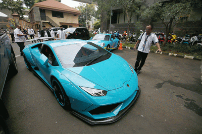 Dittipidsiber Bareskrim Polri menyita mobil Porsche hingga belasan motor gede (moge) milik tersangka Quotex Doni Salmanan.