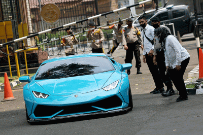 Dittipidsiber Bareskrim Polri menyita mobil Porsche hingga belasan motor gede (moge) milik tersangka Quotex Doni Salmanan.
