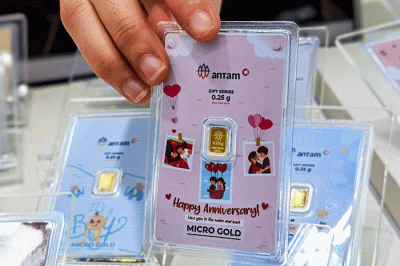 Pedagang menunjukan produk emas Batangan gift series di Toko Hartadinata Abadi, Cikini Gold Center, Jakarta, Senin (14/3/2022).