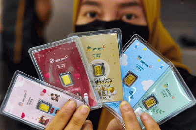 Pedagang menunjukan produk emas Batangan gift series di Toko Hartadinata Abadi, Cikini Gold Center, Jakarta, Senin (14/3/2022).
