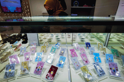Pedagang menunjukan produk emas Batangan gift series di Toko Hartadinata Abadi, Cikini Gold Center, Jakarta, Senin (14/3/2022).