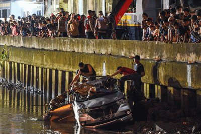 Petugas mengevakuasi mobil jenis Daihatsu Xenia bernomor polisi BG 1162 RR warna silver dari dalam sungai Jembatan Gledek, Palembang, Minggu (13/3/2022).