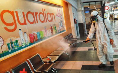 Petugas melakukan penyemprotan disinfektan di area Mall Ratu Indah, Makassar, Minggu (13/3/2022).