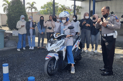 Ratusan AO PNM Mekaar di wilayah Garut dan Sukabumi mengikuti pelatihan langsung safety riding, Senin (14/3/2022).