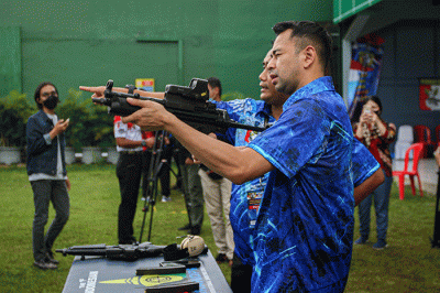 Raffi Ahmad membidik sasaran tembak saat mengikuti Lomba Tembak Piala Komandan Pasukan Pengamanan Presiden (Danpaspampres) 2022 di Lapangan Tembak Senayan.