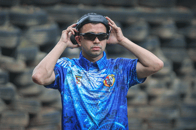 Raffi Ahmad membidik sasaran tembak saat mengikuti Lomba Tembak Piala Komandan Pasukan Pengamanan Presiden (Danpaspampres) 2022 di Lapangan Tembak Senayan.