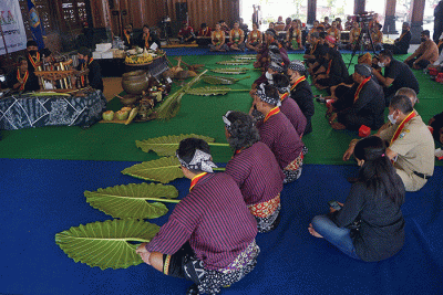 Proses jamasan pusaka dalam rangka hari jadi ke-501 Kabupaten Semarang, di Pendopo Kabupaten Semarang, Jawa Tengah, Senin (14/3/2022).