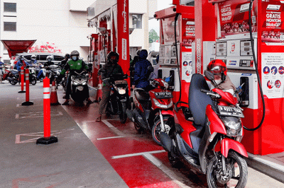 Pengendara saat mengisi BBM di SPBU Pertamina kawasan Jakarta Selatan, Minggu (13/3/2022).