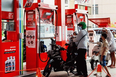 Pengendara saat mengisi BBM di SPBU Pertamina kawasan Jakarta Selatan, Minggu (13/3/2022).