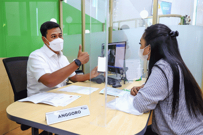 Direktur Utama BPJS Ketenagakerjaan Anggoro Eko Cahyo memberikan layanan kepada peserta.
