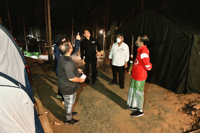 Presiden Joko Widodo tampak menikmati malam di Ibu Kota Nusantara (IKN), Kabupaten Penajam Paser Utara, Provinsi Kalimantan Timur, Senin (14/3/2022).