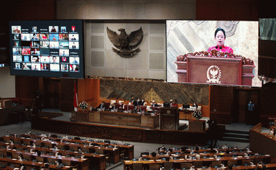 Ketua DPR Puan Maharani menyampaikan pidatonya saat Rapat Paripurna DPR ke-17 Masa Persidangan IV Tahun Sidang 2021-2022 di Kompleks Parlemen.