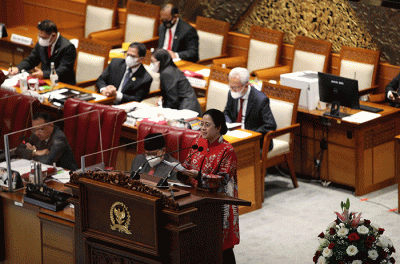 Ketua DPR Puan Maharani menyampaikan pidatonya saat Rapat Paripurna DPR ke-17 Masa Persidangan IV Tahun Sidang 2021-2022 di Kompleks Parlemen.