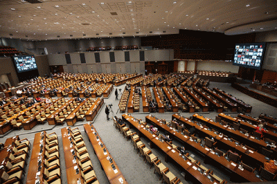 Ketua DPR Puan Maharani menyampaikan pidatonya saat Rapat Paripurna DPR ke-17 Masa Persidangan IV Tahun Sidang 2021-2022 di Kompleks Parlemen.
