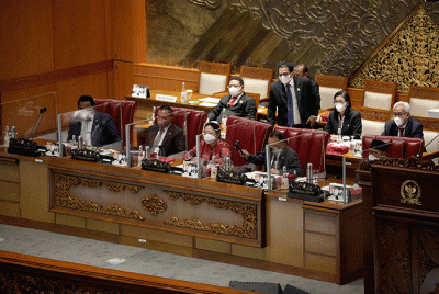 Ketua DPR Puan Maharani menyampaikan pidatonya saat Rapat Paripurna DPR ke-17 Masa Persidangan IV Tahun Sidang 2021-2022 di Kompleks Parlemen.
