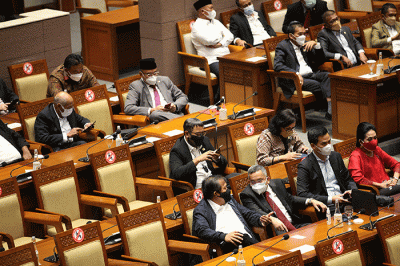 Ketua DPR Puan Maharani menyampaikan pidatonya saat Rapat Paripurna DPR ke-17 Masa Persidangan IV Tahun Sidang 2021-2022 di Kompleks Parlemen.