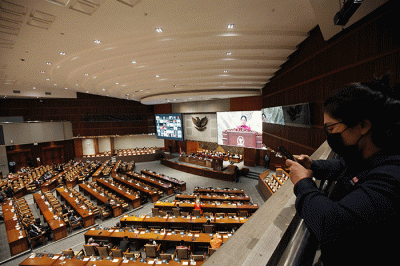 Ketua DPR Puan Maharani menyampaikan pidatonya saat Rapat Paripurna DPR ke-17 Masa Persidangan IV Tahun Sidang 2021-2022 di Kompleks Parlemen.