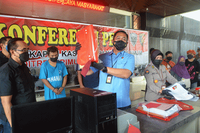 Dirreskrimum Polda Jateng Kombes Pol Djuhandani Rahardjo Puro memperlihatkan sejumlah barang bukti kasus penipuan dana haji.