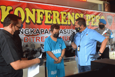 Dirreskrimum Polda Jateng Kombes Pol Djuhandani Rahardjo Puro memperlihatkan sejumlah barang bukti kasus penipuan dana haji.