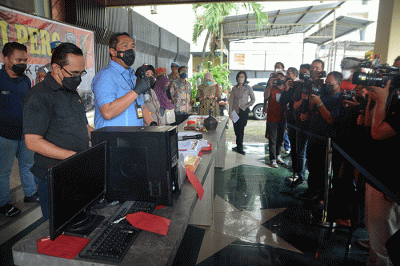 Dirreskrimum Polda Jateng Kombes Pol Djuhandani Rahardjo Puro memperlihatkan sejumlah barang bukti kasus penipuan dana haji.